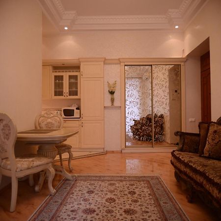 Apartment For Rent On Deribasovskaya Street Odessa Esterno foto